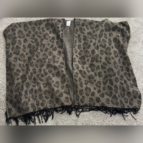 Woolrich Brown Cheetah Print With Fringe Shawl Poncho Osfm - Picture 3 of 4